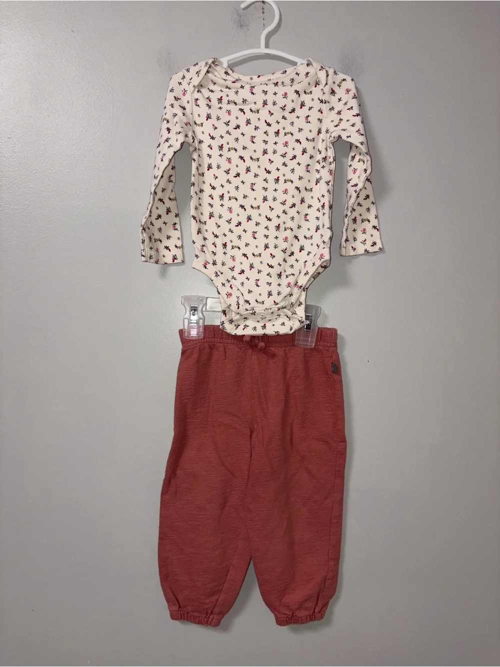 Old Navy Cream Floral Long Sleeve Body Suit Modern Moments Rust Joggers 18M